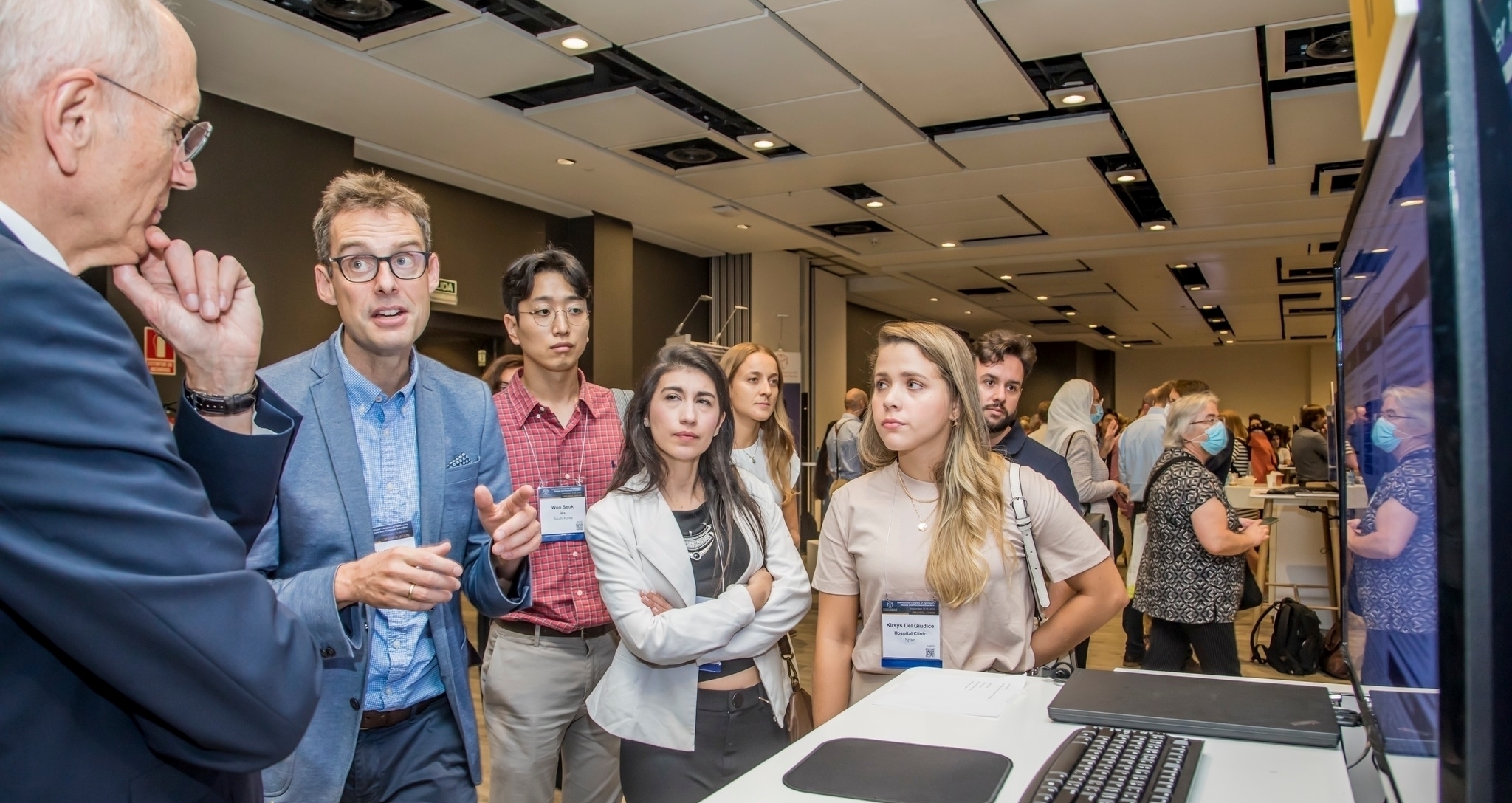 An author discusses their abstract with other delegates.