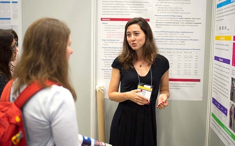 An author discusses their abstract with other delegates.