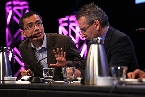 An MDS Video Challenge panelist analyzes a challenging case live before the crowd. 