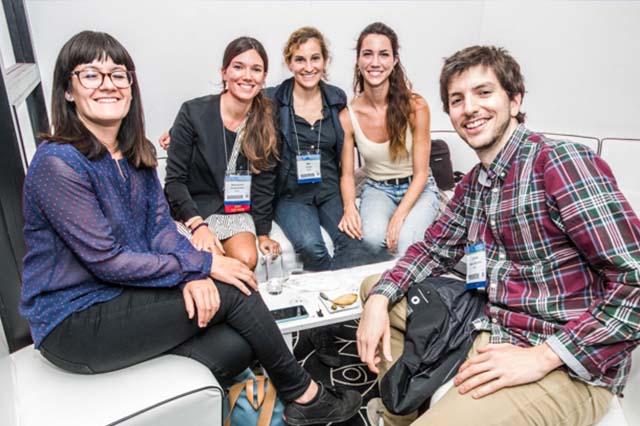 Young delegates network at the International Congress. 